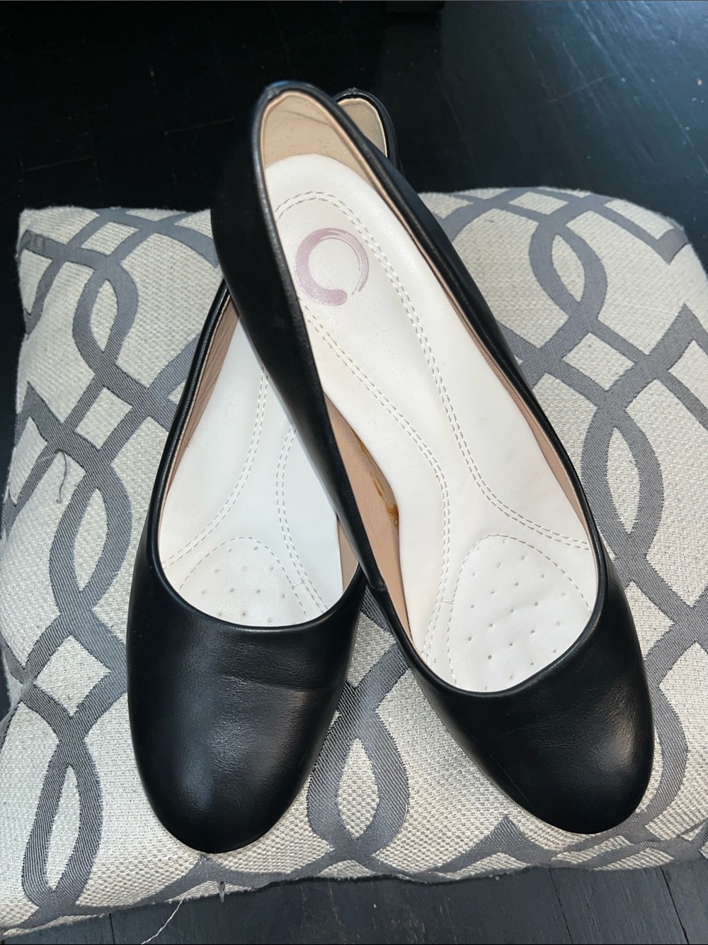 Journee Collection Round Toe Black Faux Leather Pumps